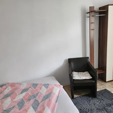 Apartment Hbs, Fewo, Eg, Parkplatz, Best- Preis- Leistung, Naehe City, Einzelvermietung Moeglich, 1 Oder 2 Grosse Zimmer, Grosse Kueche, Logga, Bad, Einfach Und Gut