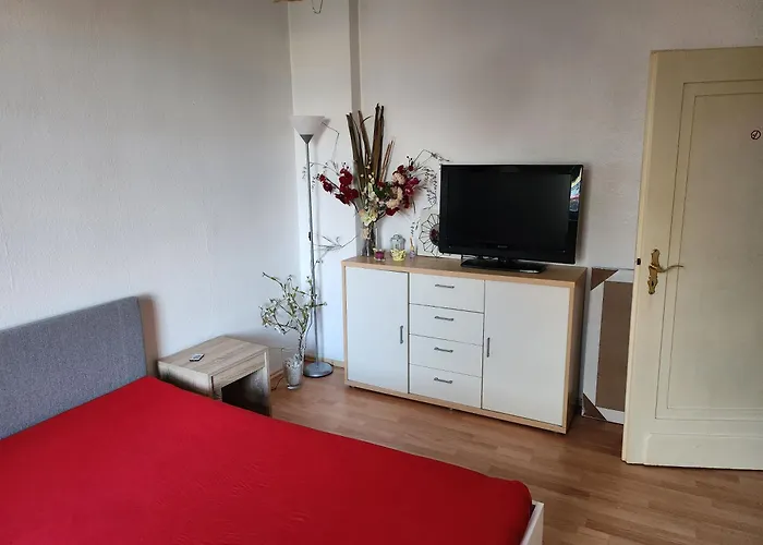 아파트 Hbs, Fewo, Eg, Best- Preis- Leistung, Naehe City, Einzelvermietung Moeglich, 1 Oder 2 Grosse Zimmer, Grosse Kueche, Logga, Bad, Einfach Und Gut *